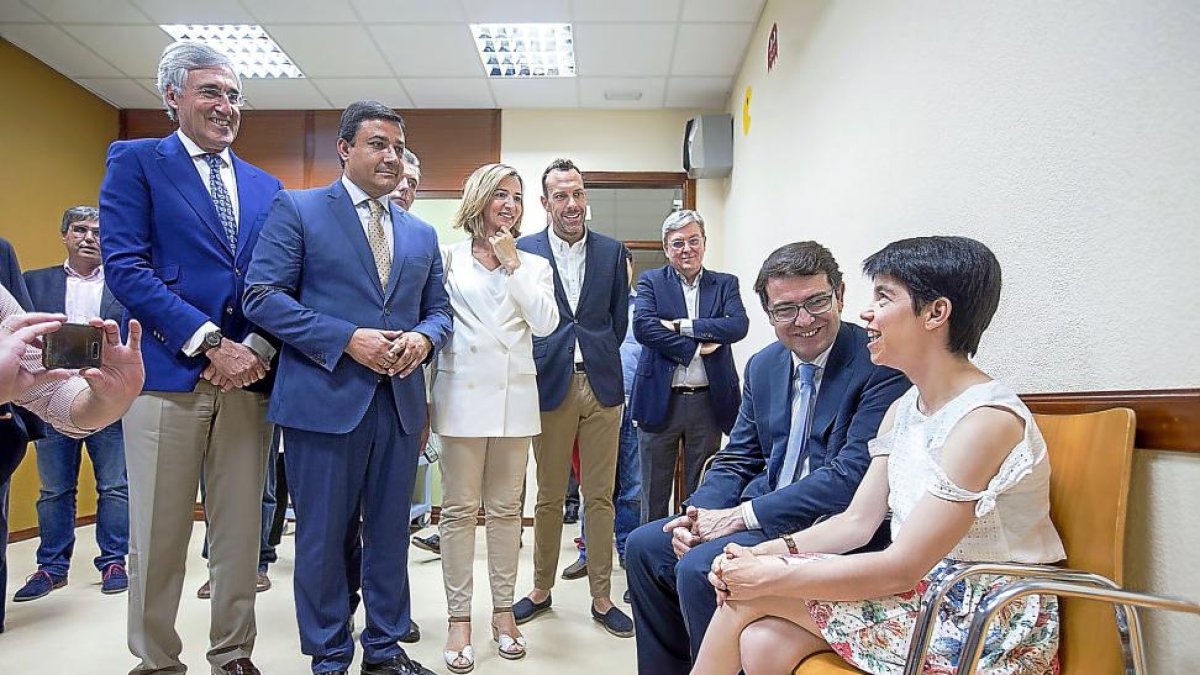 Alfonso Fernández Mañueco y Carlos García visitan las instalaciones de la asociación Pronisa.-ICAL