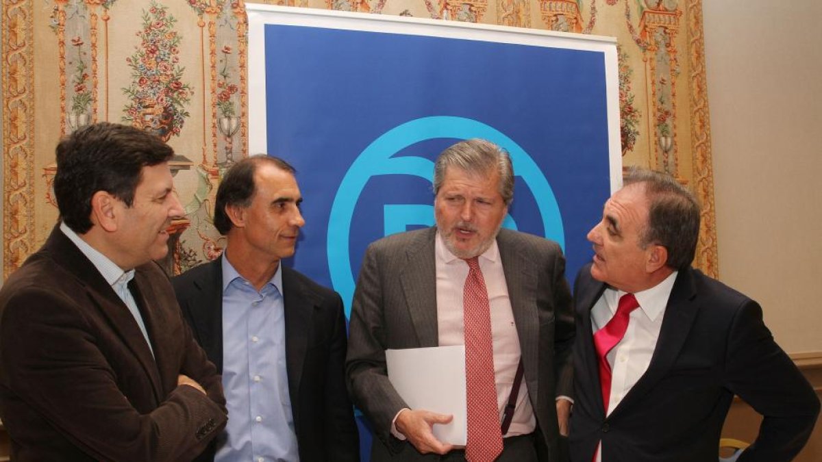 El director general del Imserso, César Antón (2I), junto al presidente del partido, Carlos Fernández Carriedo (I) acompañado por los candidatos número uno al Congreso y al Senado por Palencia, el ministro de Eduación, Iñigo Méndez de Vigo (2D) y José Anto-Ical