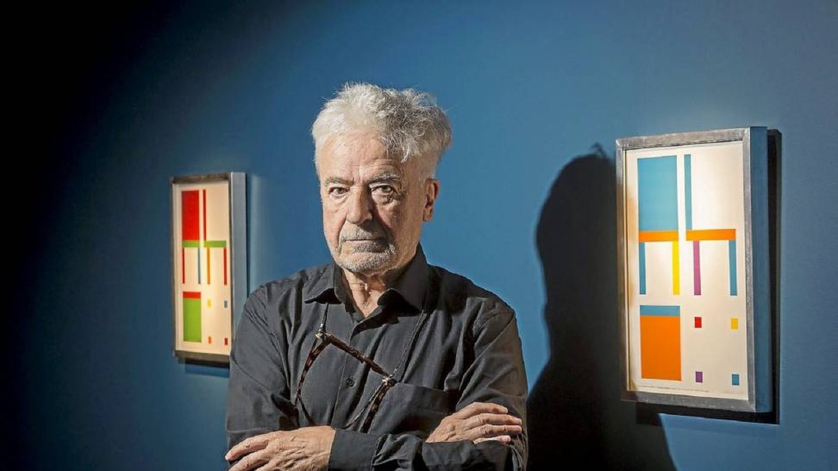 José María Cruz Novillo junto a varias de las obras de la instalación.-Miguel Ángel Santos