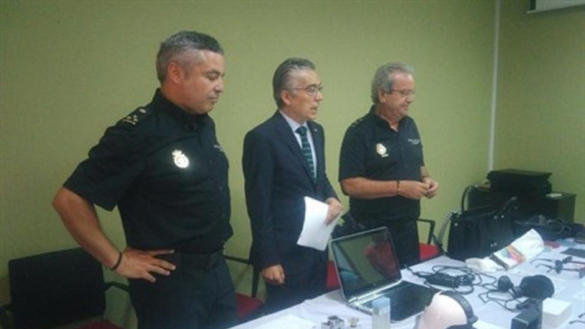 La Policía Nacional posa con los objetos incautados en la intervención.-EUROPA PRESS