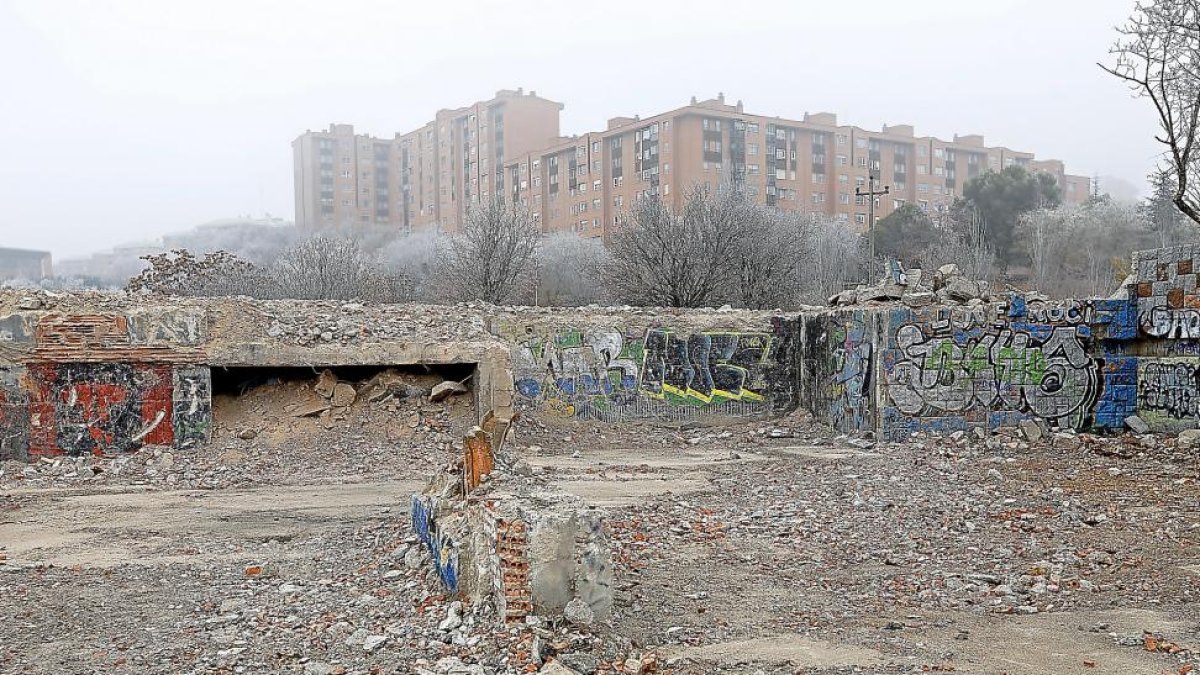 Solar que ocupaba el chalé abandonado de Antonio Alfonso en Parquesol, desde hace unos días libre de escombros.-J.M. LOSTAU