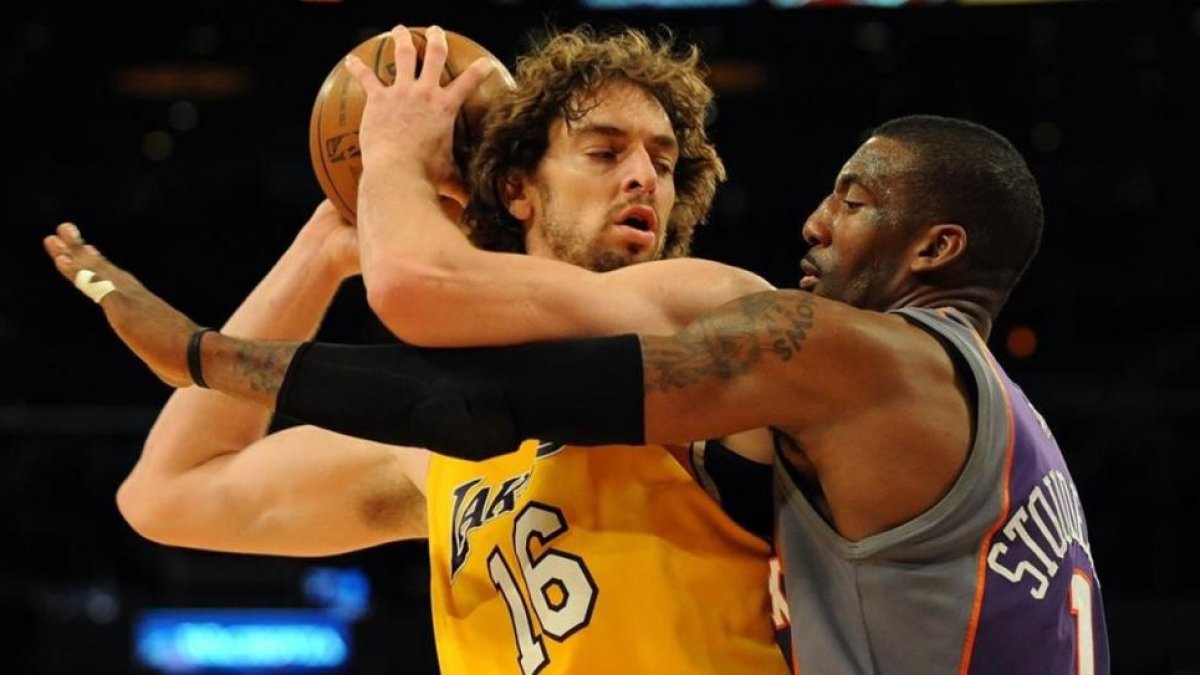 Stoudemire defiende a Pau Gasol en un partido de diciembre del 2008.-HARRY HOW