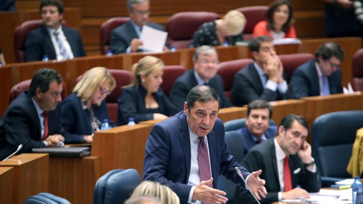 Intervención del consejero de Sanidad, Antonio Sáez, en el Pleno de las Cortes-ICAL