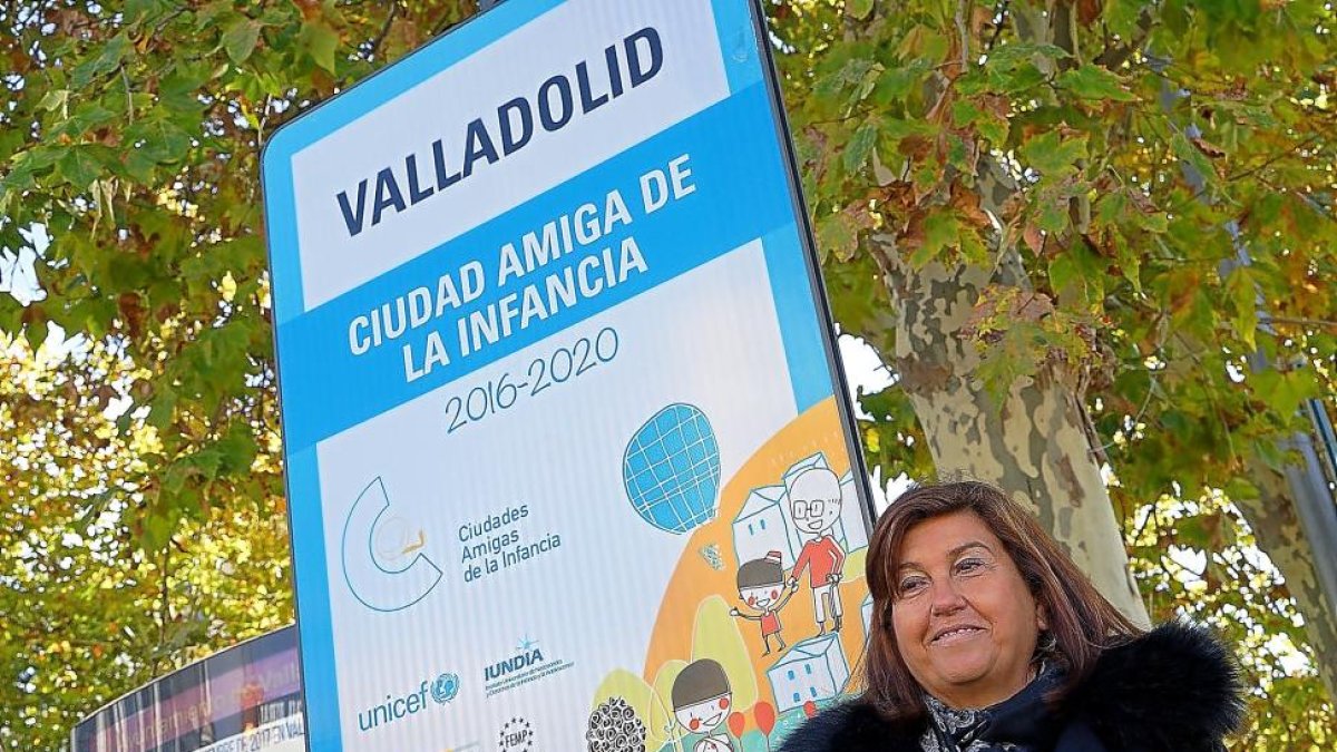 Victoria Soto junto a la nueva señal ‘Ciudad Amiga de la Infancia’, ubicada en el Campo Grande.-E. M.