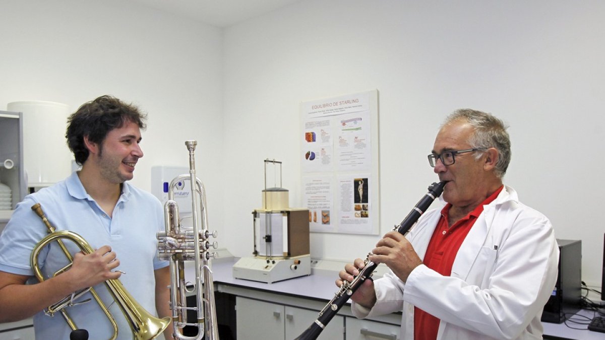 Sergio Soto y Alfredo Córdova, investigadores que han participado en el estudio de músicos de viento. MARIO TEJEDOR
