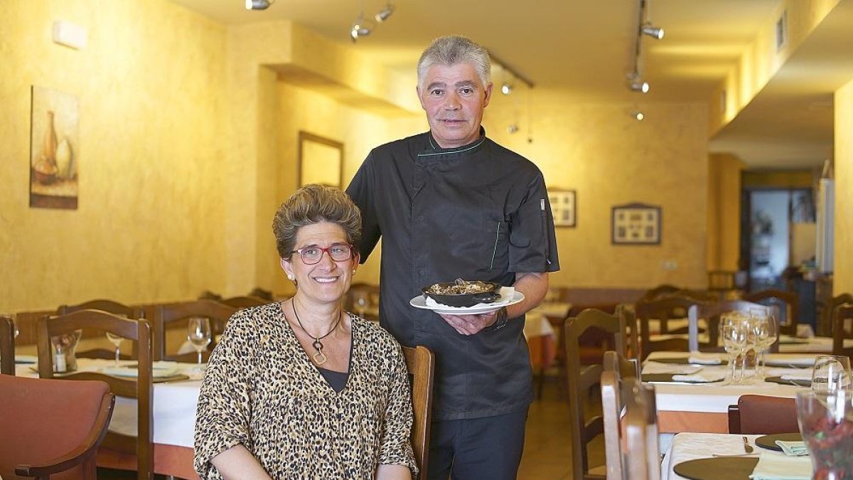 Carlos Escudero y Arancha Gómez en el comedor de su restaurante en Dueñas.-