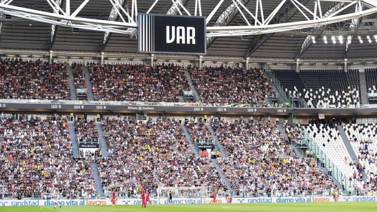 Aviso del uso del VAR en el Juventus-Cagliari de la pasada jornada-EFE / ALESSANDRO DI MARCO