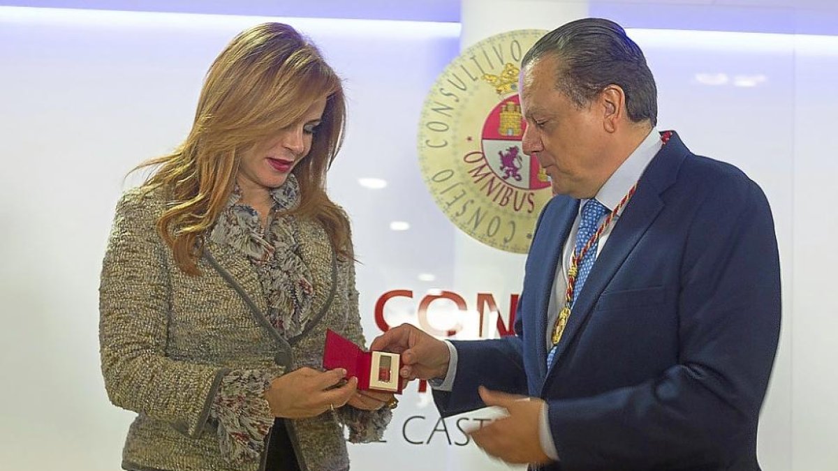 Silvia Clemente y Mario Amilivia, durante la presentación de la memoria del Consejo Consultivo.-ICAL