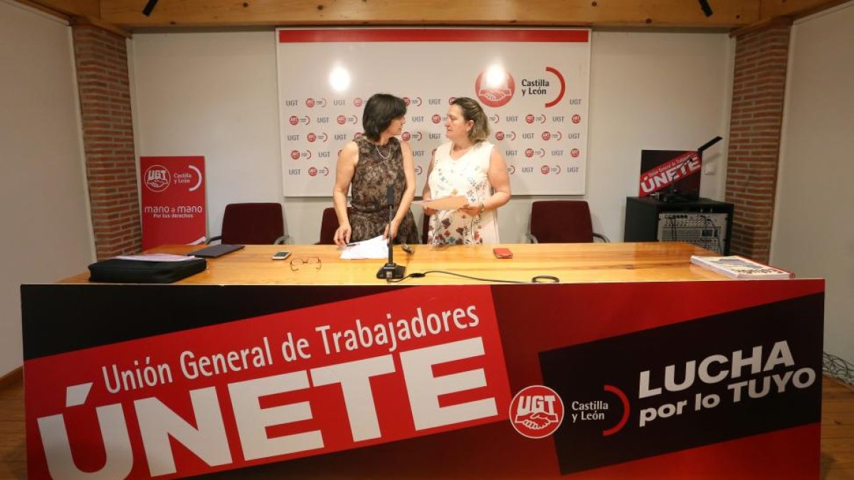La secretaria general de la FeSP-UGT de Castilla y León, Carmen Amez, informa sobre los concursos de traslados en sanidad.-ICAL