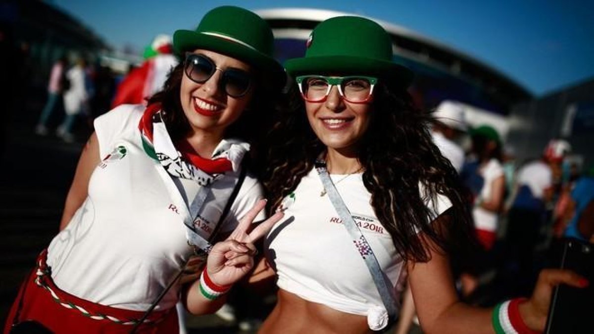 Dos mujeres iraníes en el partido España-Irán en Rusia.-BENJAMÍN CREMEL (AFP)