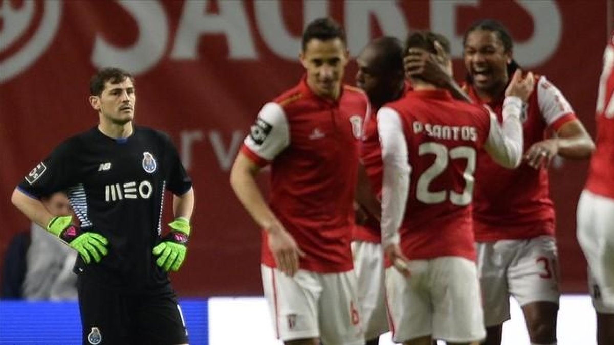 Iker Casillas, tras encajar el tercer tanto del Braga.-AFP / MIGUEL RIOPA