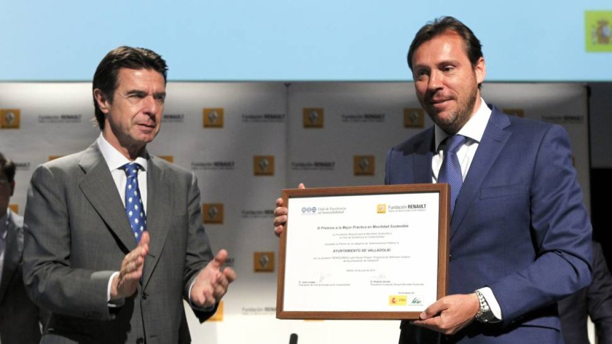 . El alcalde de Valladolid, Oscar Puente recoge el premio otorgado al ayuntamiento de Valladolid, por su proyecto