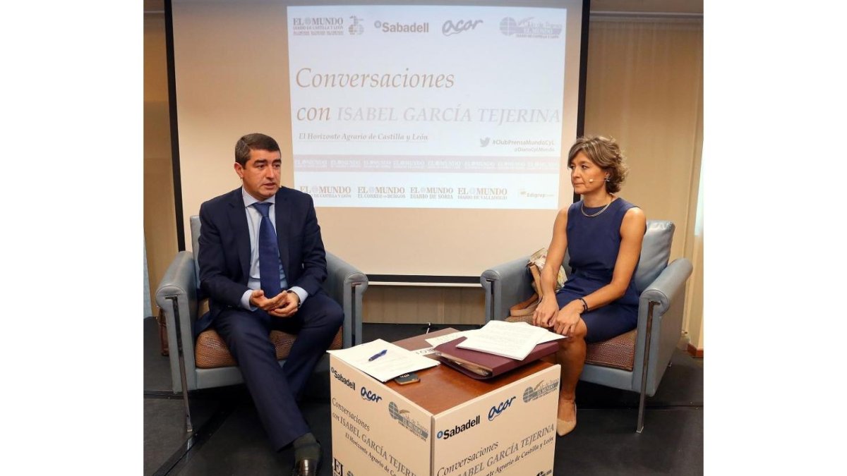 La ministra de Agricultura, Isabel García Tejerina, y el director de El Mundo de Castilla y León, Pablo Lago, durante la jornada 'El horizonte agrario de Castilla y León'-ICAL