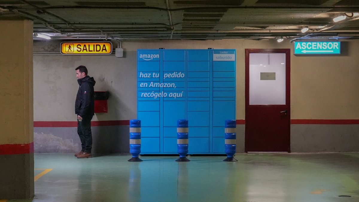 Punto de recogida de paquetes de Amazon Locker en el parking de la Plaza Mayor. J. M. LOSTAU