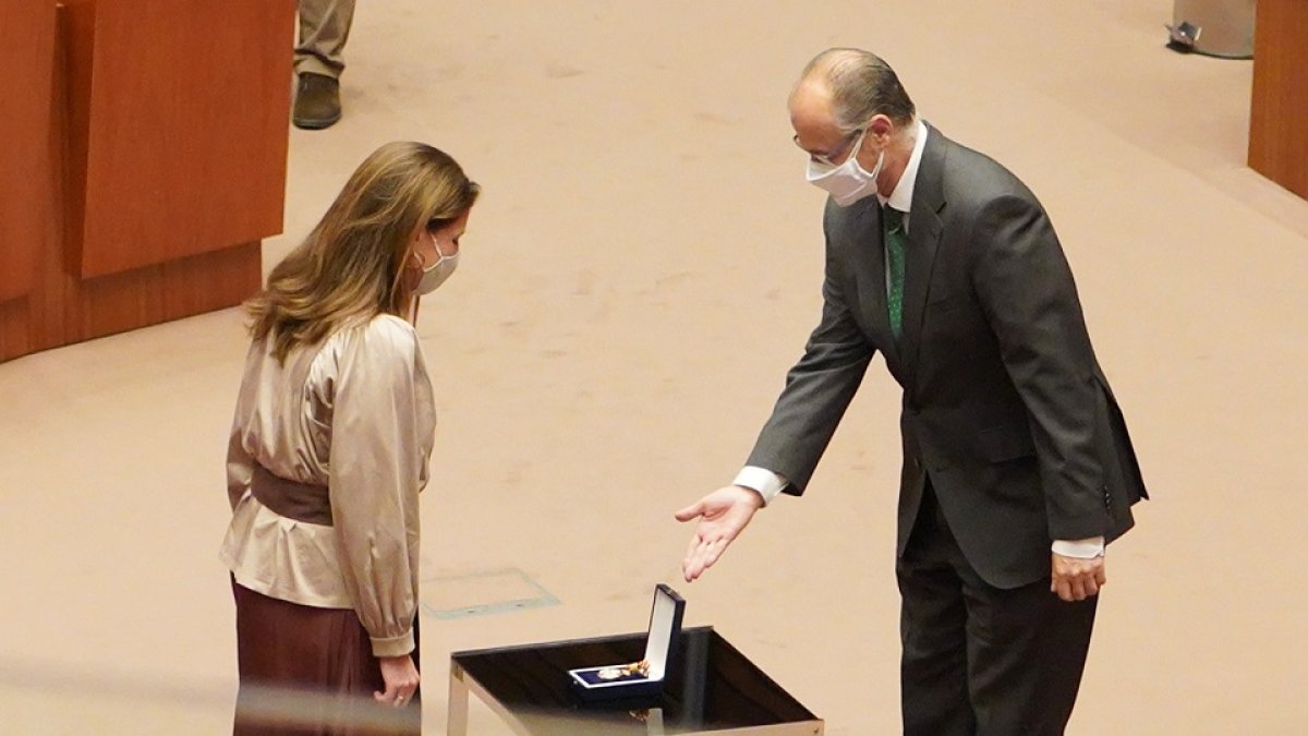 Fátima Pinacho toma posesión como procuradora de Vox. Junto a ella, el presidente de las Cortes, Luis Fuentes.- ICAL