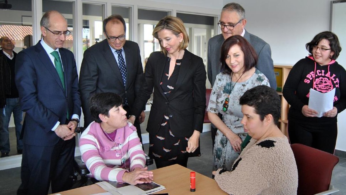 La consejera de Familia e Igualdad de Oportunidades, Alicia García, visita las nuevas instalaciones del centro ocupacional y centro de día para personas con discapacidad psíquica de ACOPEDIS, en Peñaranda de Bracamonte (Salamanca)-Ical