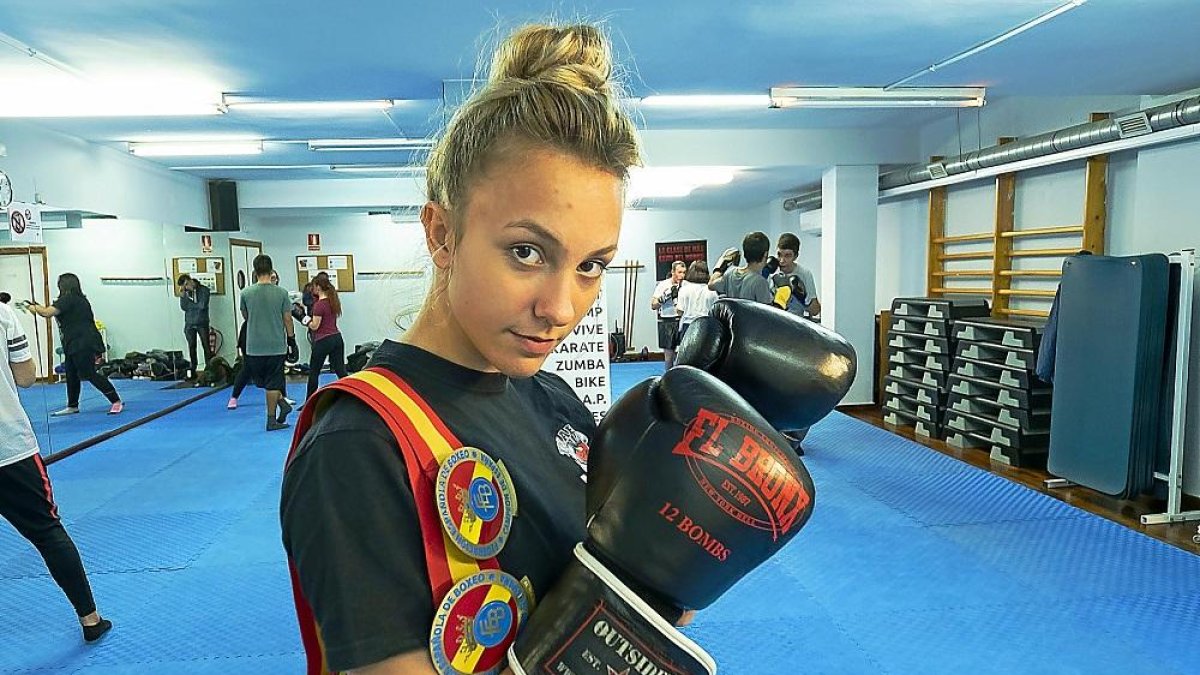 La boxeadora del Club Boxeo Diablo, Laura Pequeño, posa en guardia con sus cinturones de campeona de España.-MIGUEL ÁNGEL SANTOS
