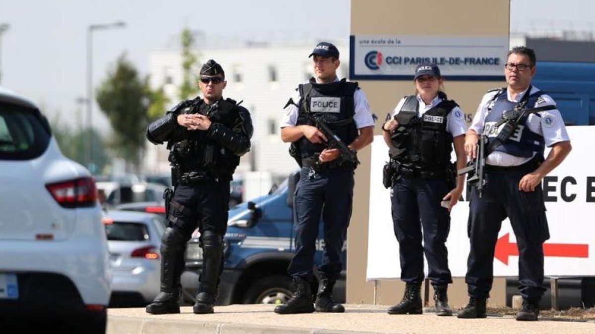 Policías franceses en un campus de de verano cerca de París.-REUTERS / CHARLES PLATIAU