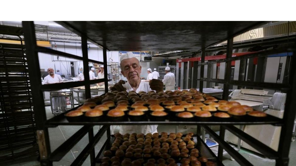 Pedro Roldán, uno de los trabajadores más longevos de la empresa, revisando algunos de los productos que elaboran./-ENRIQUE CARRASCAL