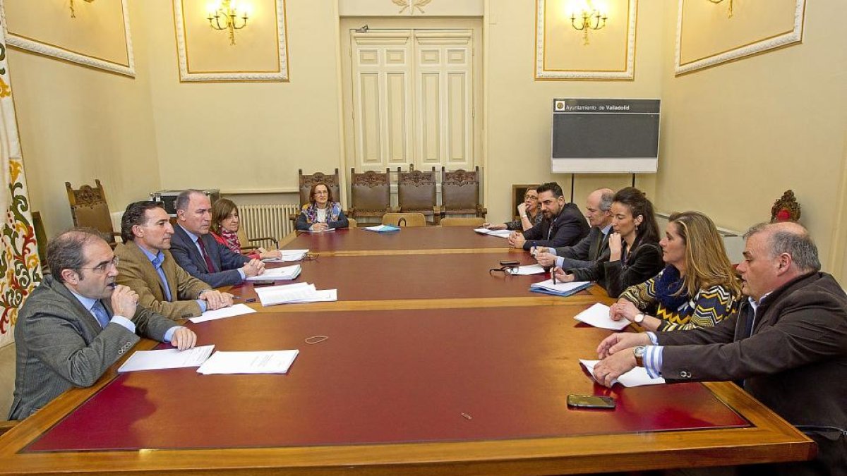 El concejal Antonio Gato, tercero izquierda, con su equipo y a la derecha los representantes del comercio.-J. M. LOSTAU