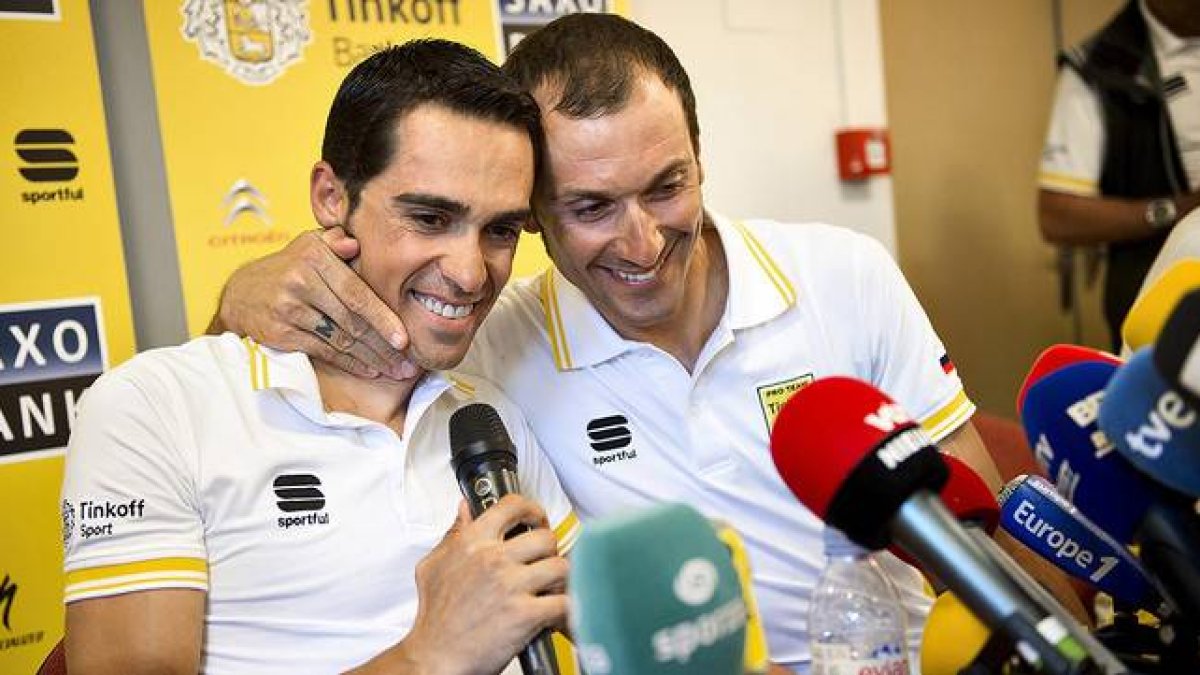 Ivan Basso se apoya en Alberto Contador durante la rueda de prensa en la que ha anunciado que sufre cáncer y abandona el Tour.-Foto:   REUTERS / NILS MEILVANG