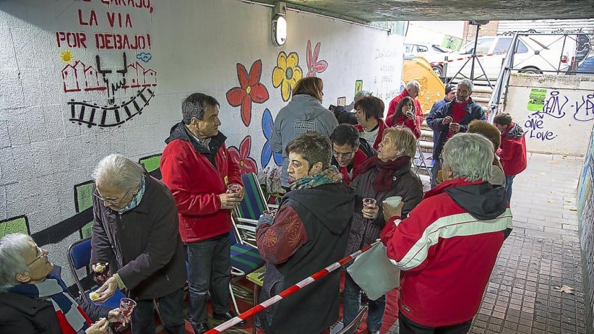 Vecinos de La Pilarica acampan bajo el túnel el pasado fin de semana.-PHOTOGENIC