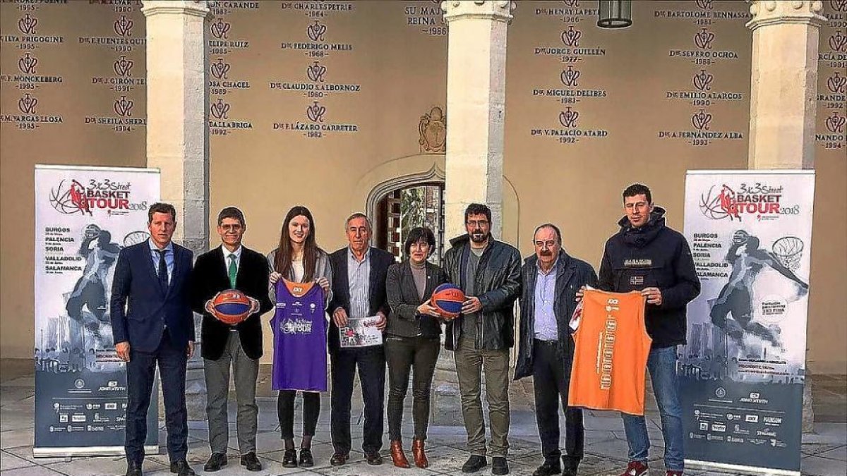 Organizadores, patrocinadores y jugadores, durante la presentación en el Palacio de Santa Cruz.-GUILLERMO VELASCO