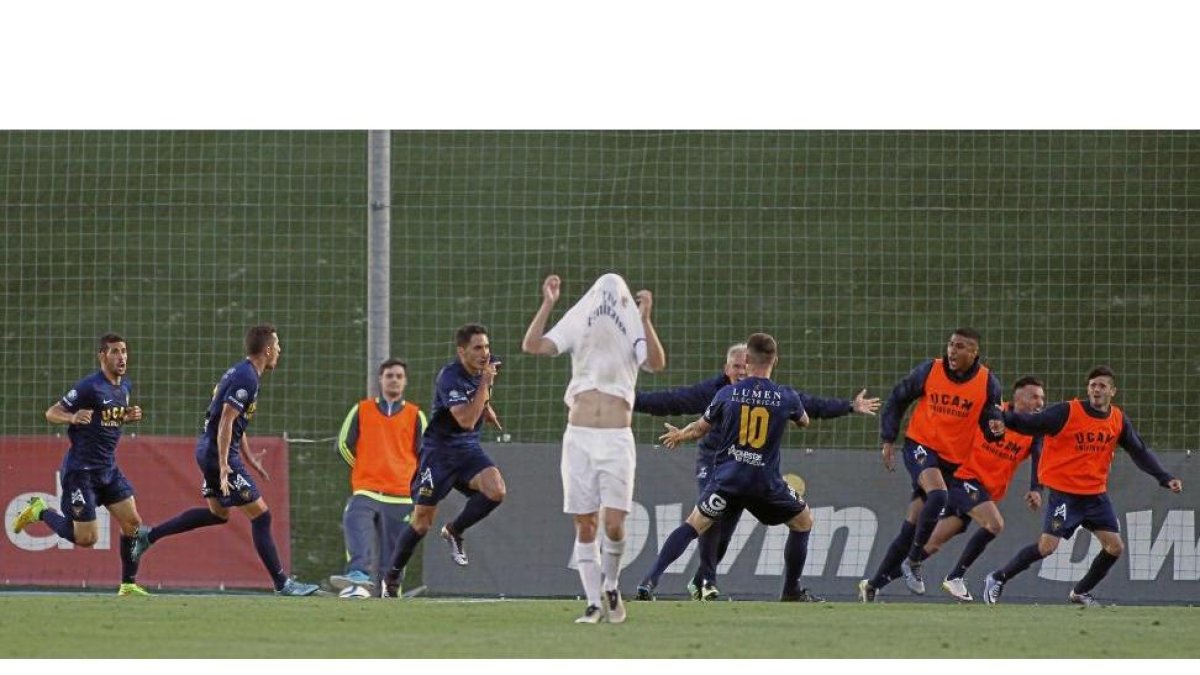 Jugadores del UCAM celebran un gol al Castilla, en su ascenso. E-E.M.