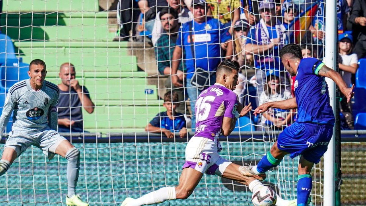 El Yamiq intenta taponar un disparo del Getafe antes de caer lesionado./ IÑAKI SOLA / RVCF