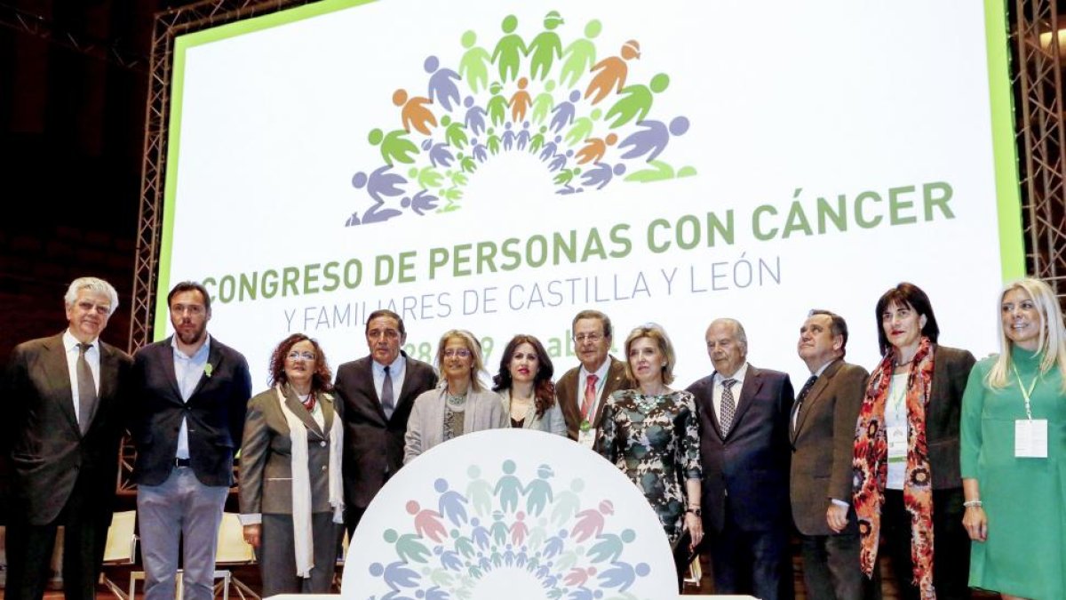 El alcalde de Valladolid, Óscar Puente; el consejero de Sanidad, Antonio Sáez Aguado, el presidente nacional de la AECC, Ignacio Muñoz, y el presidente provincial de la AECC, Francisco Javier Arroyo, participan en el I Congreso de personas con cáncer y fa-Rubén Cacho / ICAL