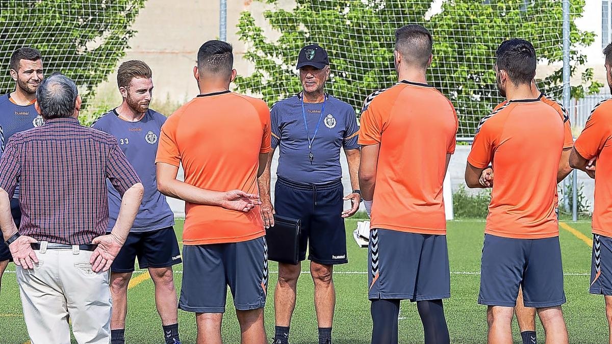 Miguel Rivera, en el centro, se dirige a los jugadores antes de comenzar el primer entrenamiento de pretemporada.-PABLO REQUEJO