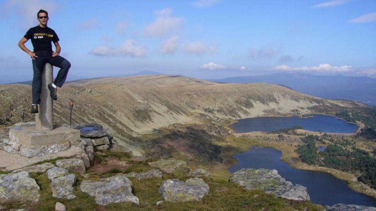 Un montañero disfruta del paisaje desde la cumbre del Pico Campiña, con las Lagunas Negra y Larga al fondo-N.S.