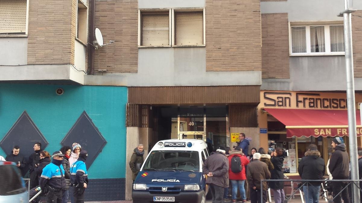 Imagen de la entrada del edificio donde vivían jugadores, registrado el 12 de diciembre de 2017.-L.V.