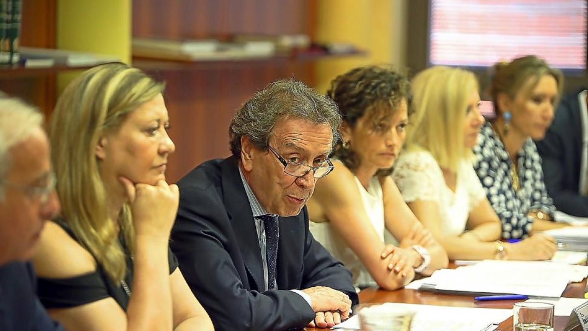Pilar del Olmo y José Antonio de Santiago-Juárez, en la Comisión de Simplificación Administrativa.-ICAL