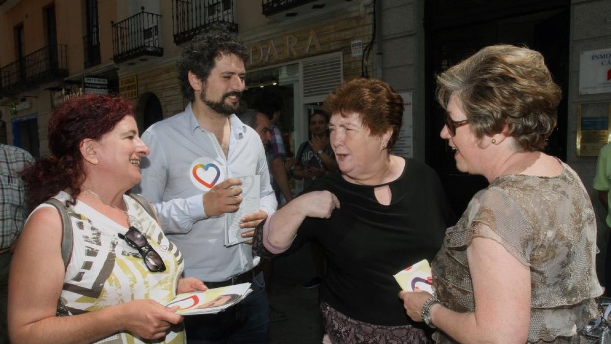 El lider de IU de Castilla y León, José Sarrión, acompaña a la candidata al Congreso de Unidos Podemos, Rocio Blanco (I), en el reparto de propaganda electoral en la calle Mayor de Palencia.-ICAL