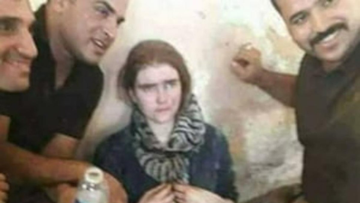 Soldados iraquís muestran a la joven alemana arrestada en Mosul.-EL PERIÓDICO