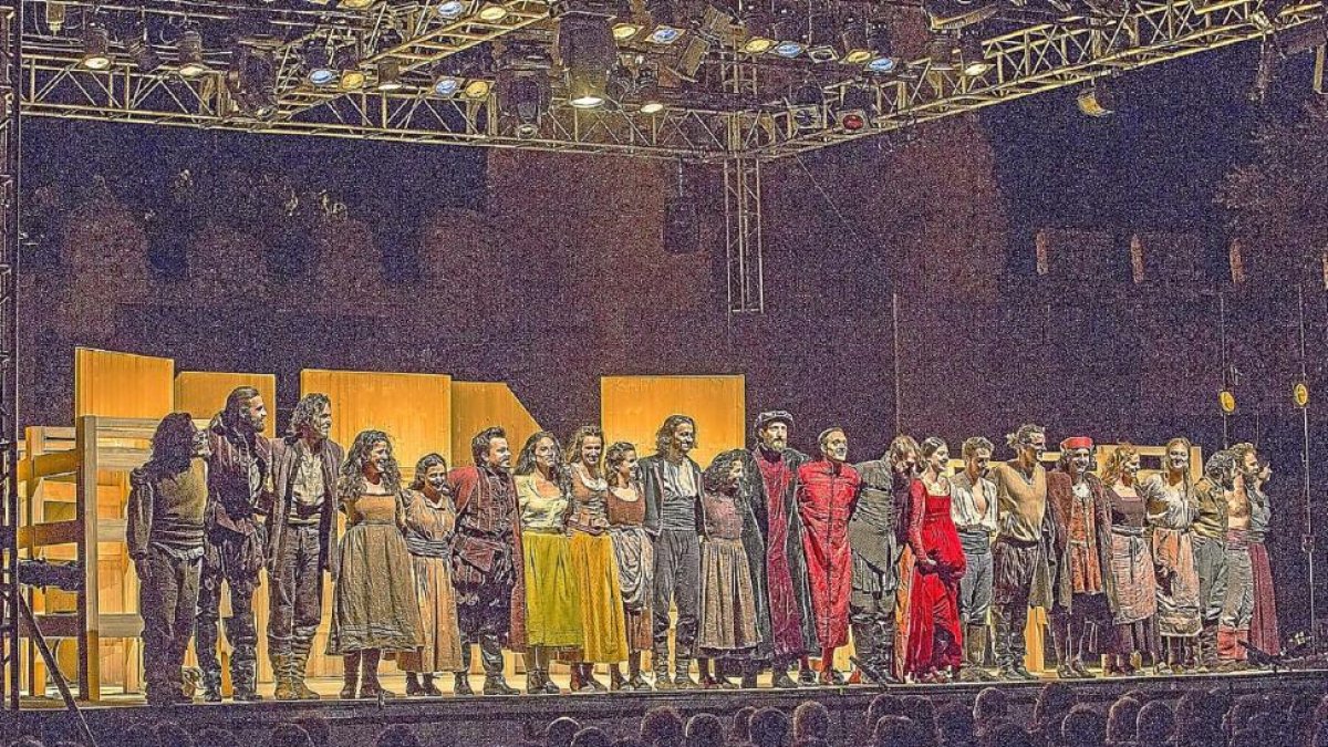 La Joven Compañía Nacional de Teatro Clásico saluda al público que llenó la Corrala en la primera jornada del XII Olmedo Clásico.-PÍO BARUQUE