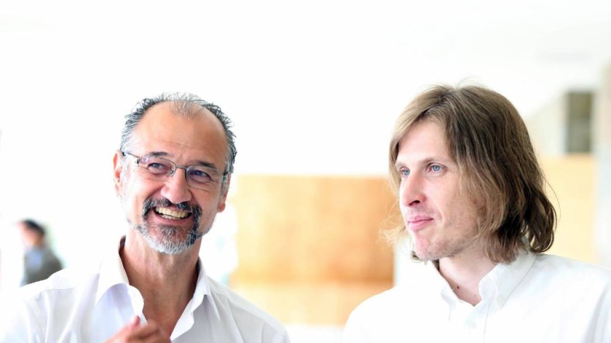 El secretario general de Podemos Castilla y León, Pablo Fernández (D), conversa con el secretario general del Ciudadanos, Luis Fuentes, tras reunirse en Valladolid-Ical