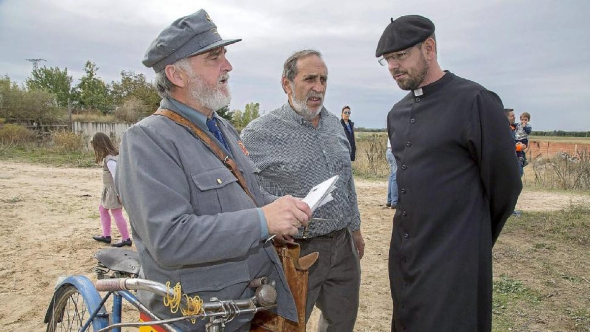 El cartero, un vecino y el cura de la localidad asisten a una jornada de labranza en el campo.-PHOTOGENIC
