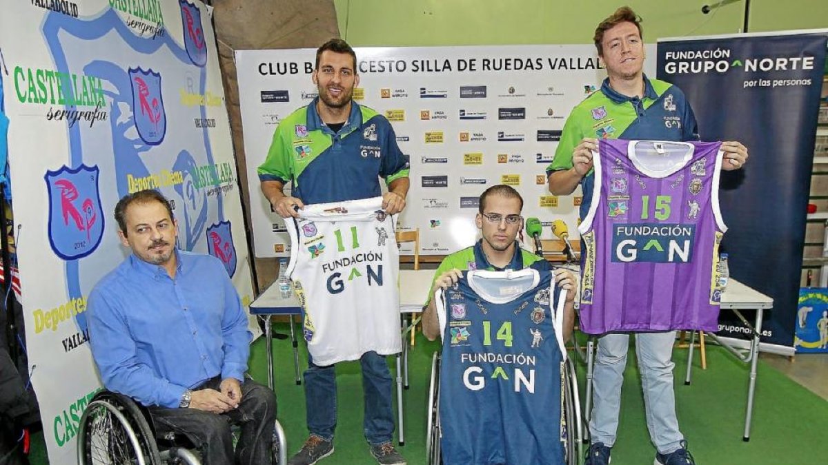 De Castro junto al israelí Onn, el portugués Bártolo y el mejicano Jasso, posando con las nuevas equipaciones.-J.M. Lostau