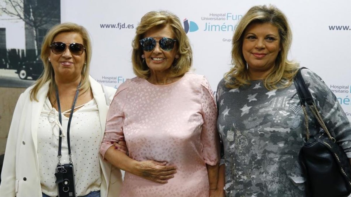 María Teresa Campos, con sus hijas, en mayo del año pasado, al recibir el alta médica tras sufrir un ictus cerebral.-J P GANDUL