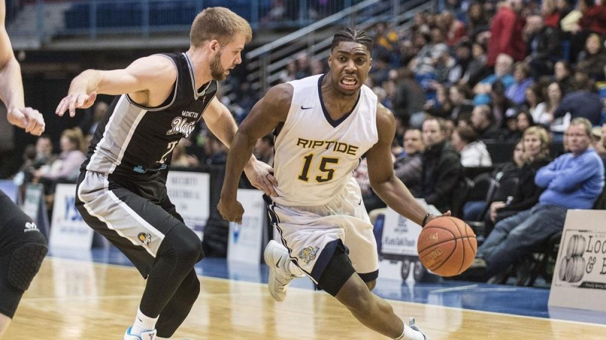 Frank Bartley inicia una penetración con el Saint John Riptide canadiense.-D.V.