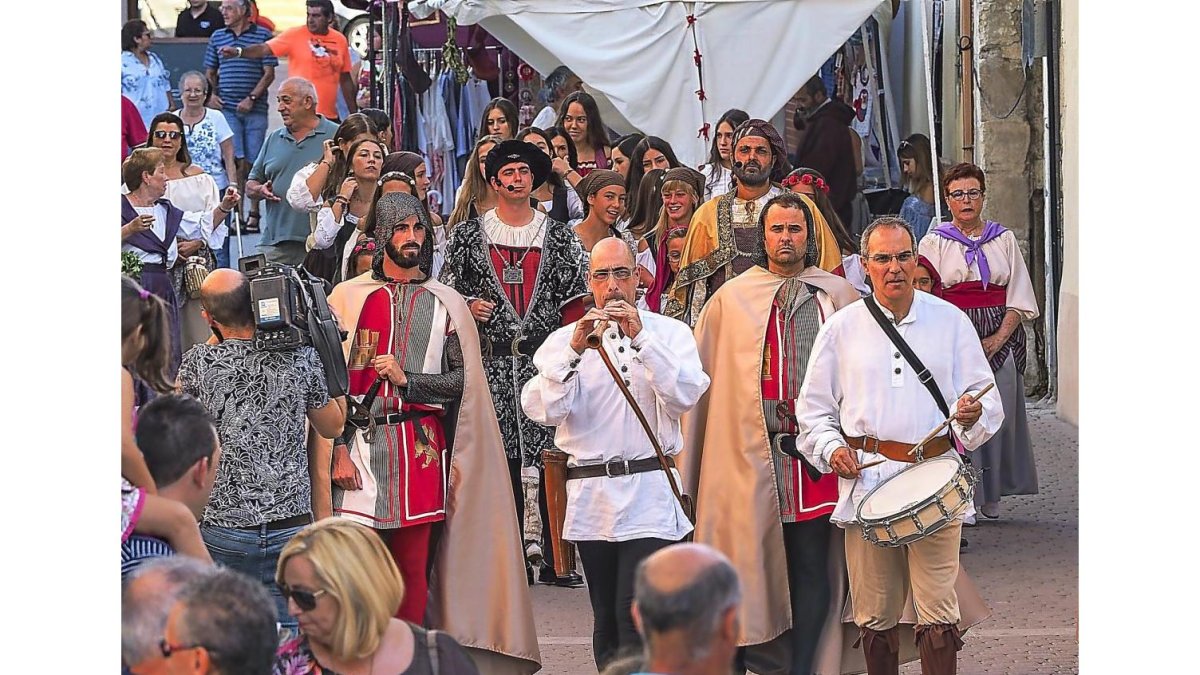 Miles de personas acuden a la recreación del ‘Encuentro real’ en Renedo de Esgueva.-MIGUEL ÁNGEL SANTOS / PHOTOGENIC