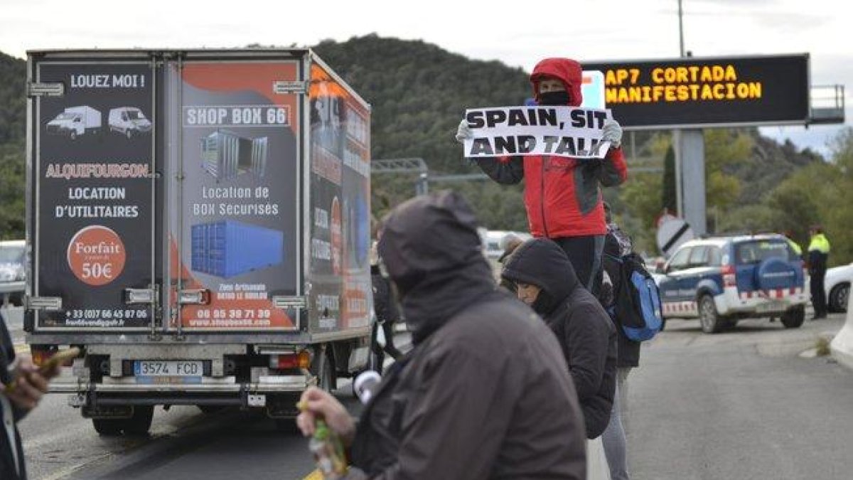 Corte de la AP-7 en La Jonquera, por la convocatoria de Tsunami Democràtic.-ICONNA