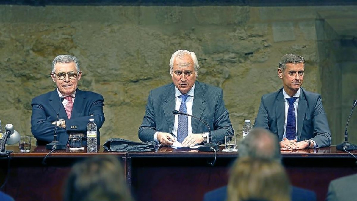 José Luis Concepción. en el centro, ayer en su intervención en las jornadas.-ICAL