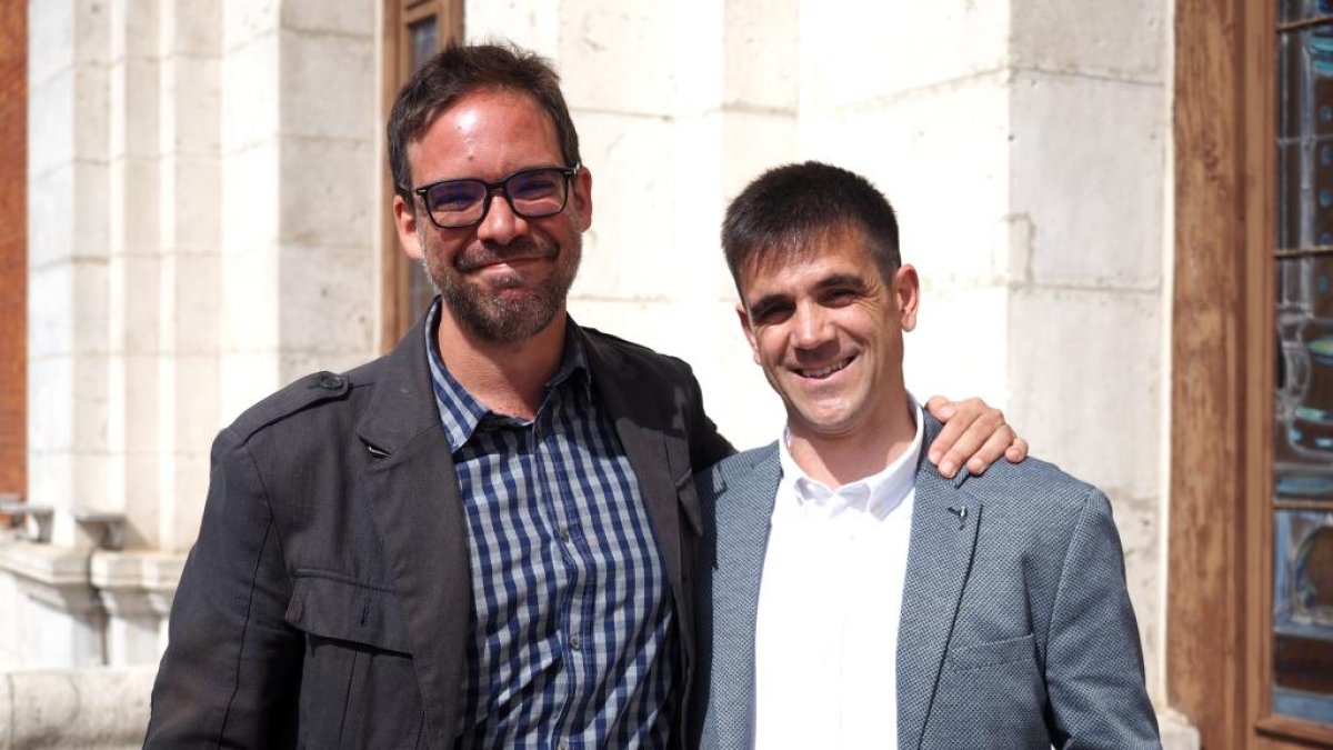 Álvaro Fernández Heredia junto a su sustituto como gerente de Auvasa, José Alfonso Gálvez.- PHOTOGENIC