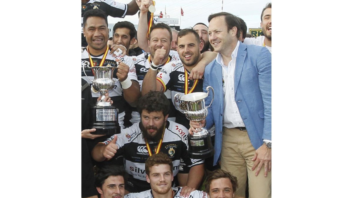 ‘Hansen’ posa con el equipo y los trofeos.-J. M. LOSTAU