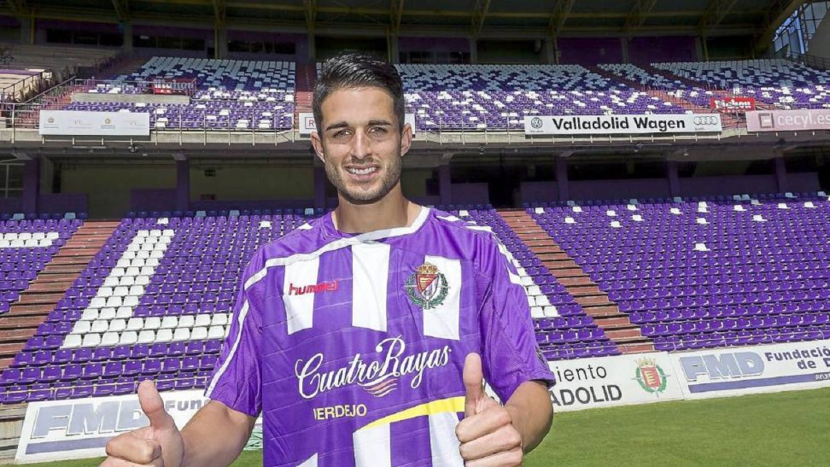 Juanpe, durante su presentación, en el estadio Zorrilla.-Pablo Requejo