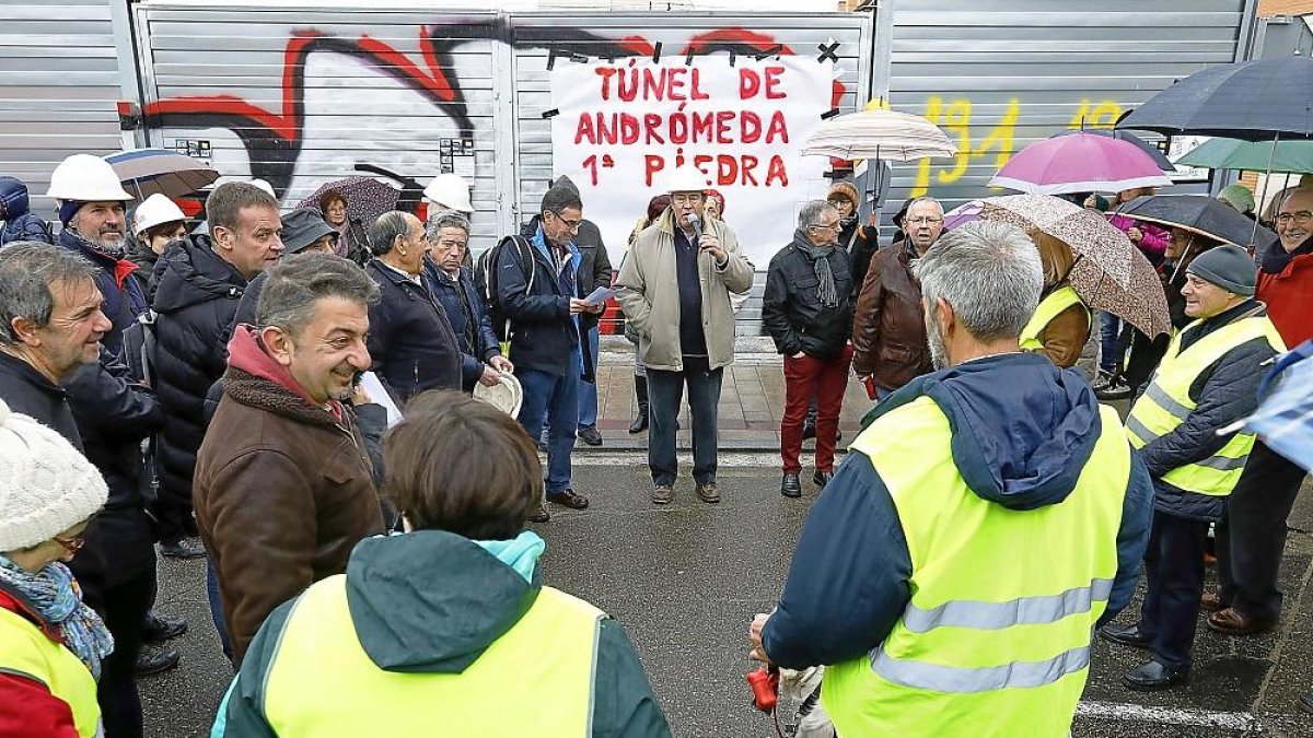 Alfredo Mantecón (Asociación Barrio Belén)comenta a los vecinos los avances del proceso con José Luis Alcalde (Pilaríca) a su izquierda.-J.M. LOSTAU