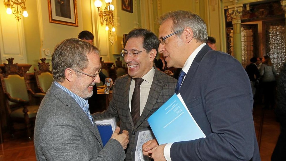 Saravia, Enríquez y Martínez Bermejo ríen distendidos tras el debate en el pleno.-J.M.LOSTAU